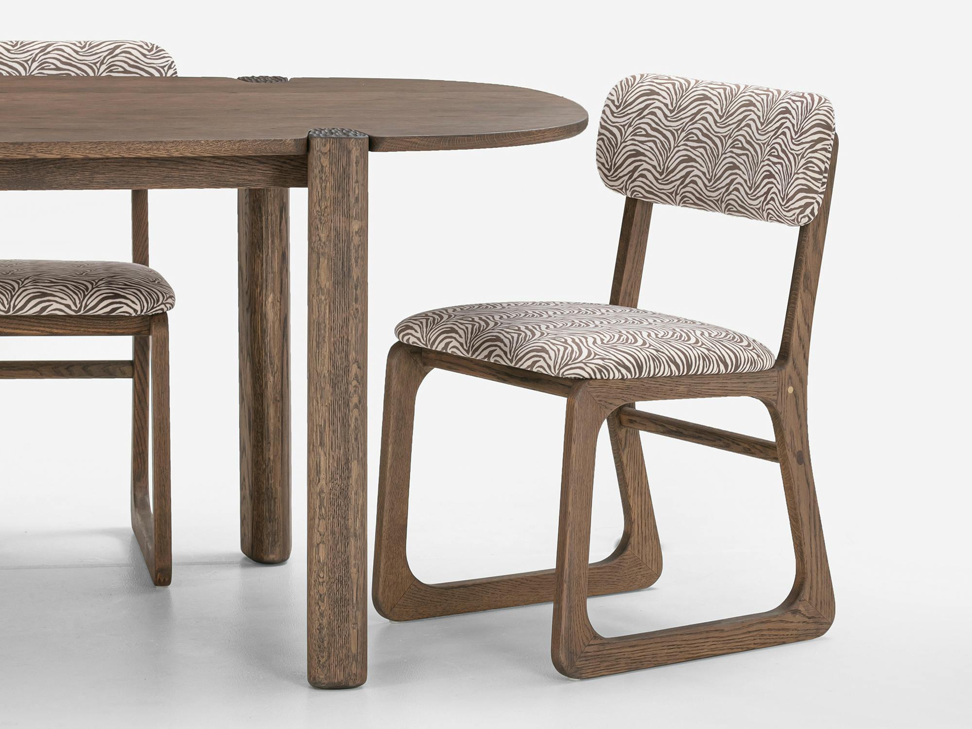 Carver Dining table - Image 4